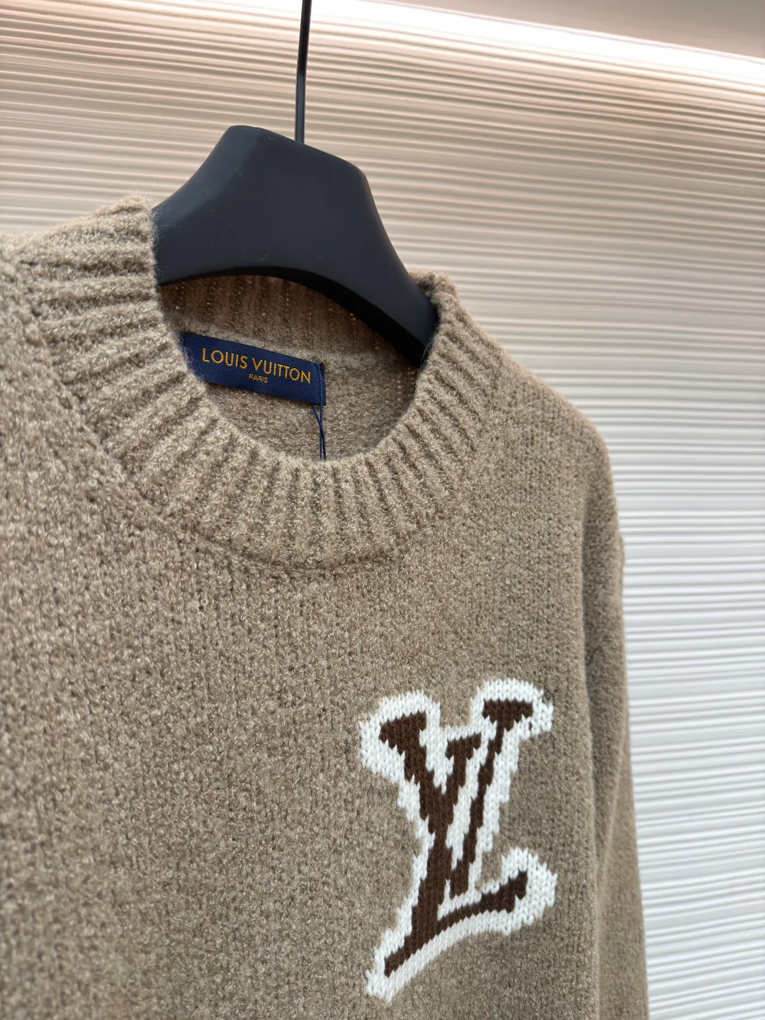 LOUIS VUITTON double-sided intarsia sweater ●Original version: Purchased and developed by 10699 ●Item number: 1680925-A85 ●Fabric: wool blended fabric ●Technology: knitted intarsia production ●Version: fitted version ●Weight: about 655 grams ●Size: S-M-L-XL ●Description: Made of custom-woven and dyed sheep wool 65% cotton %20 Spandex 15%. The special washing process is very soft and skin-friendly. It has 7 knitting workers. The thickness of each stitch of the inlay on the clothing logo is consistent with ZP. The back logo is mirror inlay. This crew-neck sweater is made of a blend of sheep wool and yak hair, and uses thick yarn to create a comfortable texture. The contrasting LV logo is integrated into the knitted fabric, and the mirror-effect logo is cleverly displayed on the rear. The casual and elegant design makes it easy to style your weekend look. The overall wiring is straight and delicate, the fabric is comfortable and soft, and the color is consistent without color difference. It can be matched with the same style to create a fashionable look and control various occasions. Customized accessories, complete with three standards, same style for men and women!